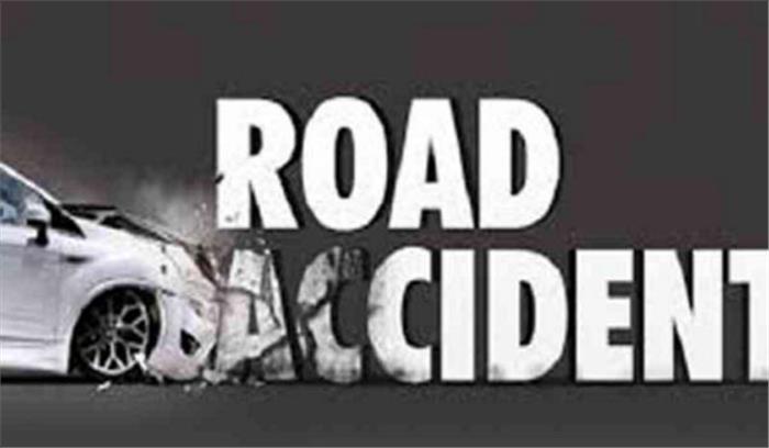 कार के अनियंत्रित होने से एक की मौत, चार घायल कार के अनियंत्रित होने से एक की मौत, चार घायल