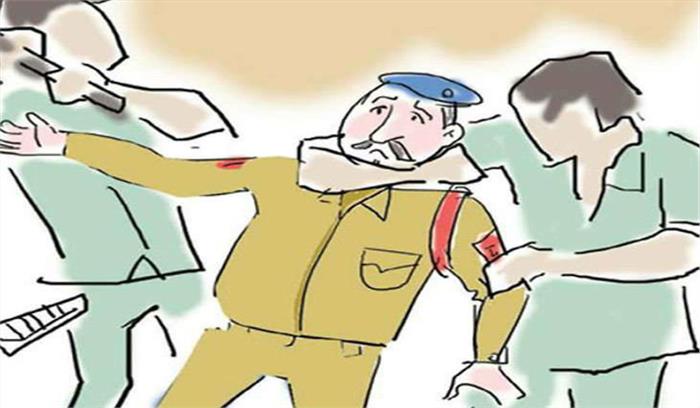 थाने में सिपाही पर चाकू से हमला करके खुद को घायल किया