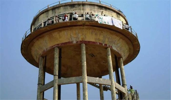 मतदाता सूची में गड़बड़ी को लेकर छात्र नेता पानी की टंकी पर चढ़े