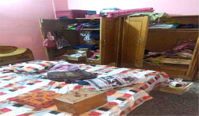 चोरों ने मकान का ताला तोड़कर उड़ाए लाखों के जेवर