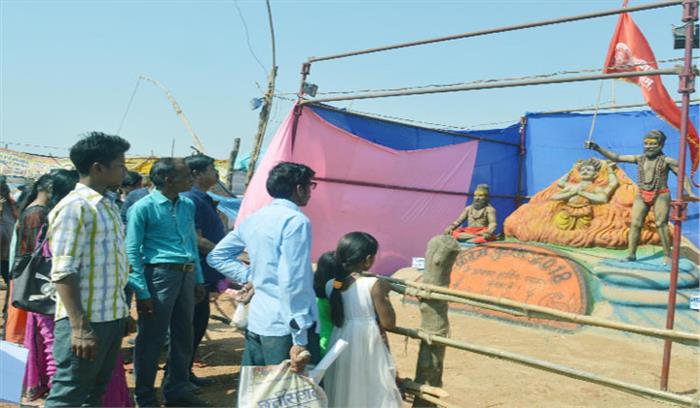 रेत से बनी मूर्ति के प्रति दर्शकों का रूझान