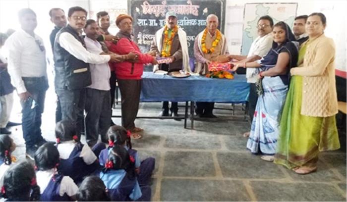 शिक्षकों का किया गया सम्मान