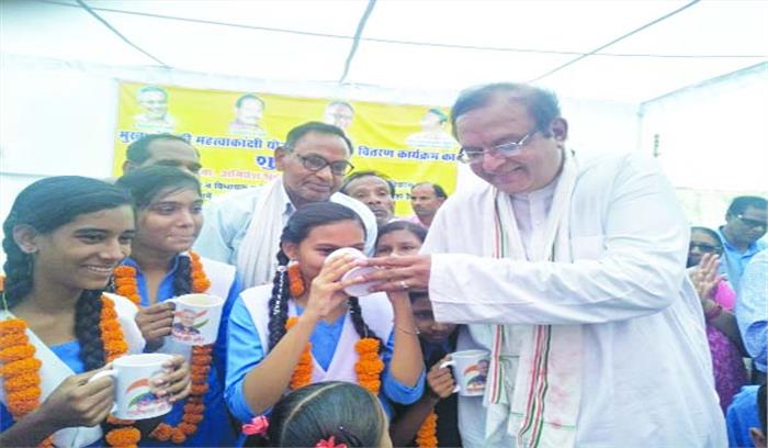 सोया दूध पिलाकर मुख्यमंत्री अमृत योजना का शुभारंभ 