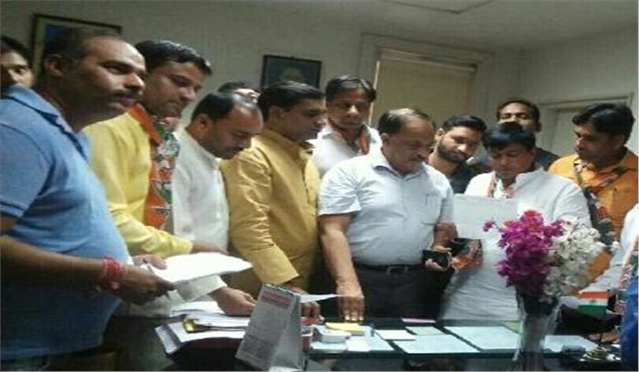कांग्रेस कार्यकर्ताओं ने मरीजों का लिया हाल, सीएमएस को सौंपा ज्ञापन
