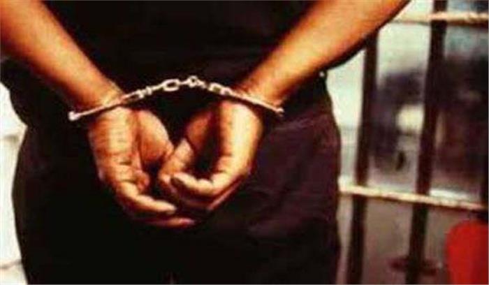 राजकोट में बस से अवैध शराब जब्त, चालक गिरफ्तार राजकोट में बस से अवैध शराब जब्त, चालक गिरफ्तार