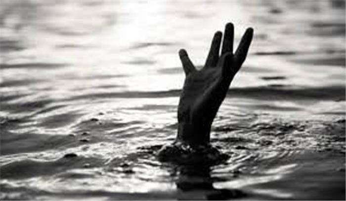 सेल्फी के चक्कर में तालाब में चार डूबे तीन की मौत