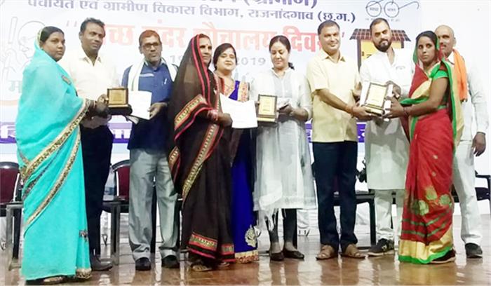 राजनांदगांव में स्वयंसेवकों ने मंदिर परिसर की साफ-सफाई की