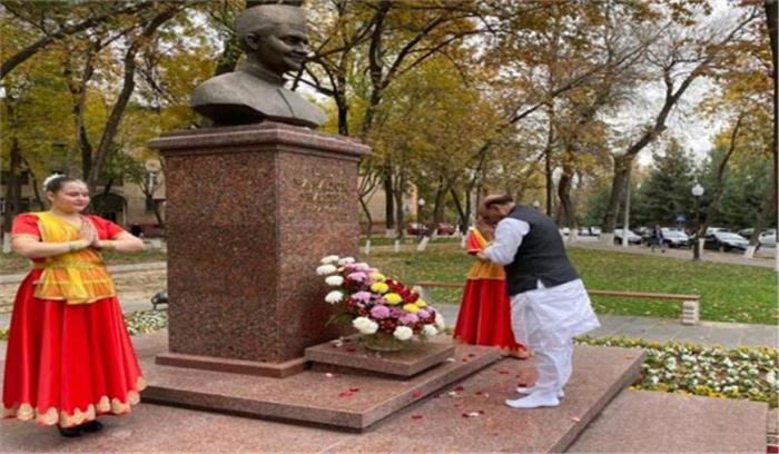 राजनाथ ने लाल बहादुर शास्त्री को किया नमन राजनाथ ने लाल बहादुर शास्त्री को किया नमन