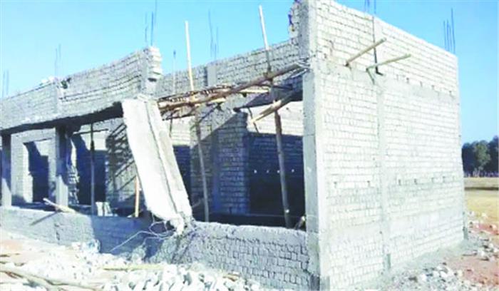 अभी से गिरने लगा अटल व्यावसायिक परिसर का पिलर