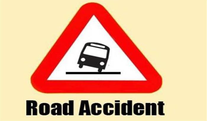 कार डिवाईडर से टकराई, 2 महलिाओं समेत 3 की मौत