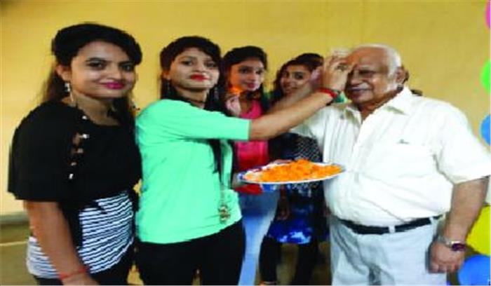 फ्रेशर पार्टी में विद्यार्थियों को अच्छा इंसान बनने के लिए किया प्रेरित