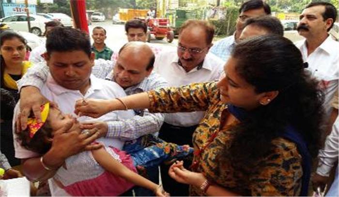 जिलाधिकारी ने बच्चों को पिलाई पोलियों की खुराक