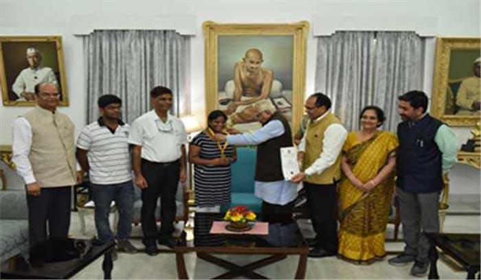 राम नाईक ने किया मेधावी डा. छात्रा को सम्मानित