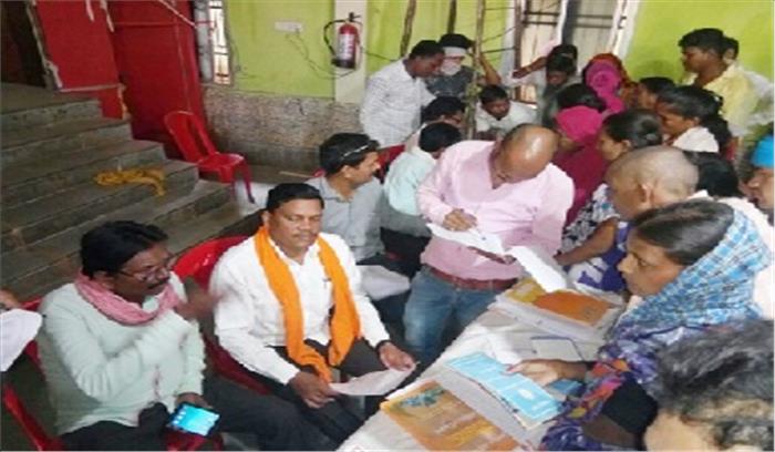 नि:शुल्क फोन के लिए फार्म भरने लगा शिविर नि:शुल्क फोन के लिए फार्म भरने लगा शिविर