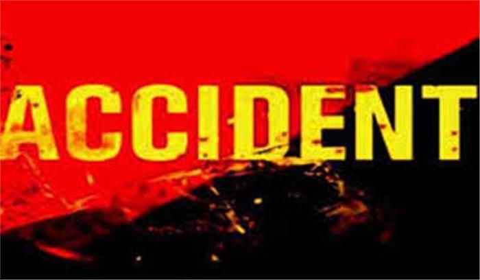 बस - सफारी की टक्कर में छह लोगों की मृत्यु, चार घायल