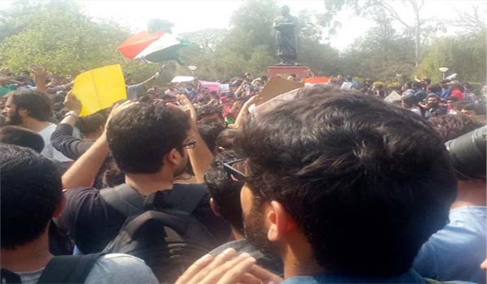 एबीवीपी के विरुद्ध छात्रों का प्रदर्शन एबीवीपी के विरुद्ध छात्रों का प्रदर्शन