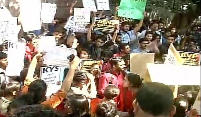 रामजस कॉलेज हिंसा : दिल्ली पुलिस मुख्यालय के बाहर छात्रों का प्रदर्शन