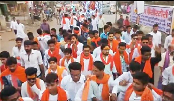 गाजे बाजे व आतिशबाजी के साथ निकली शोभायात्रा