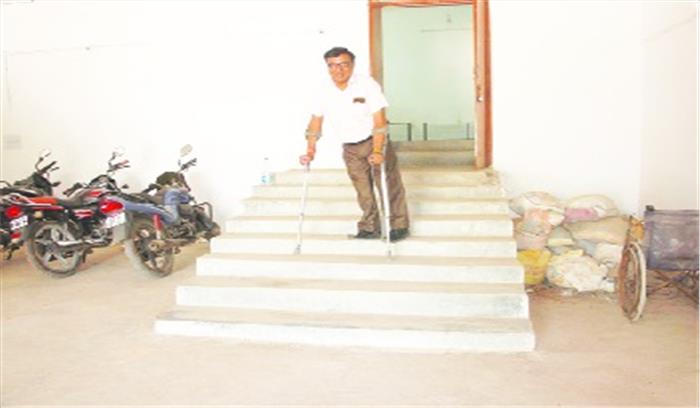 उपपंजीयक कार्यालय में रैम्प नहीं, दिव्यांग परेशान