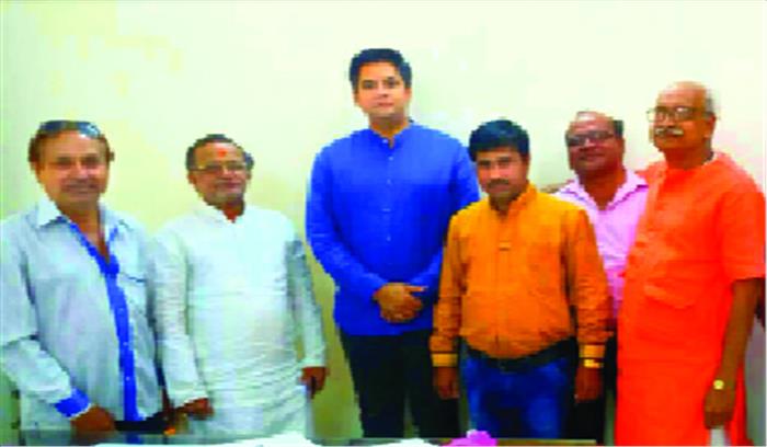 सड़क निर्माण की लंबाई बढ़ाने सांसद से मिले गोस्वामी