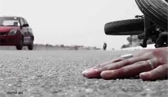 झारखंड में सड़क दुर्घटना के बाद कार में लगी आग, 3 की मृत्यु