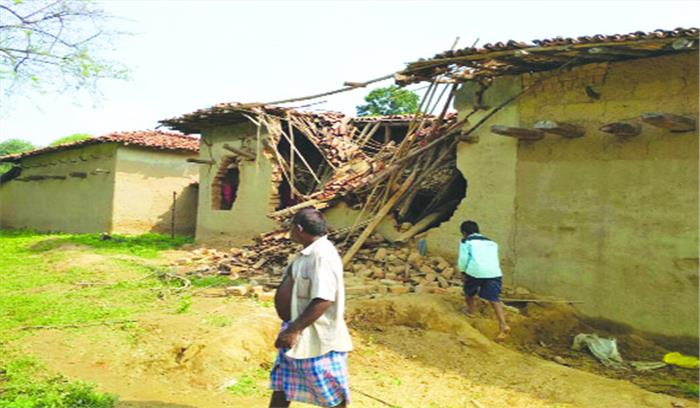 हाथियों का उत्पात, तीन घर ढहाए ग्रामीण रतजगा करने मजबूर