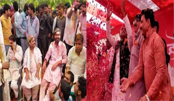रंगोत्सव में दिखी मुलायम परिवार में दूरी, अखिलेश, शिवपाल ने अलग-अलग खेली होली