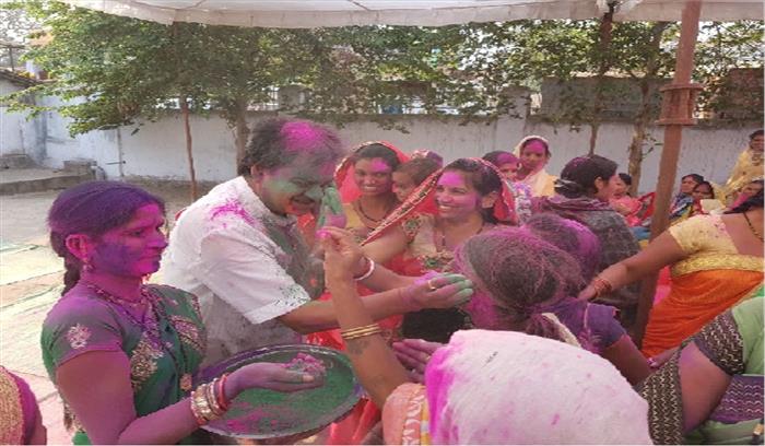 पालिका अध्यक्ष के होली मिलन में शामिल हुई महिलाएं