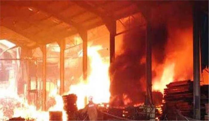 दिल्ली में लगी आग, 30 से अधिक लोगों की मौत दिल्ली में लगी आग, 30 से अधिक लोगों की मौत