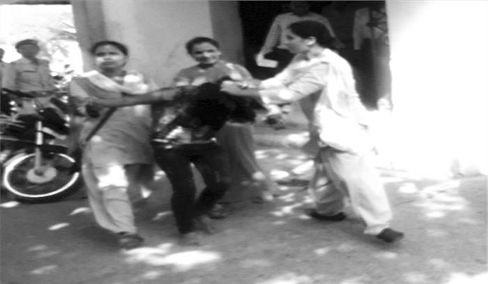 रेप का आरोप लगाने वाली युवती ने किया अदालत परिसर में हंगामा
