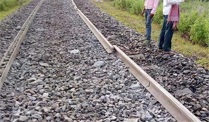 महोबा में बलात्कार का आरोपी, रेल पटरी पर पड़ा मिला घायल