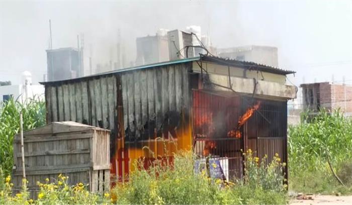 गुरुग्राम छात्र हत्याकांड मामले में प्रदर्शनकारियों ने शराब की दुकान में आग लगाई