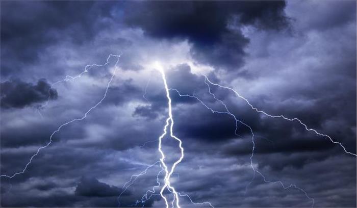 बिजली गिरने से एक महिला की मौत चार झुलसी