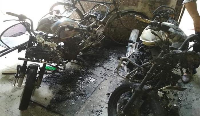 मीटर में शार्ट सर्किट के कारण रियल एस्टेट के ऑफिस में आग लगी 