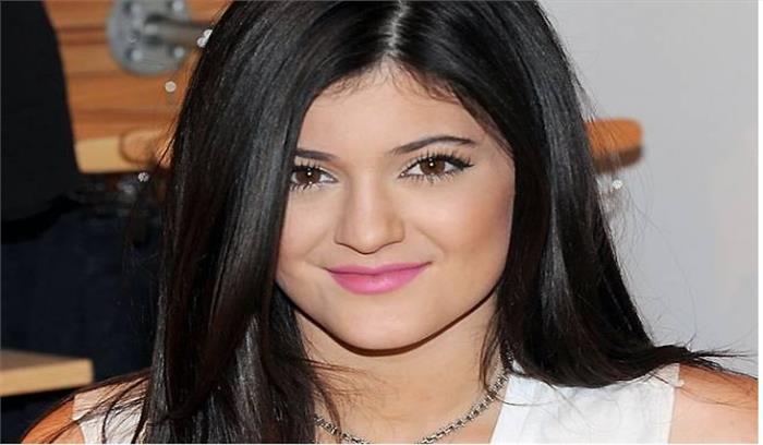 जेनर ने मोम के पुतले के लिए नाप दिया