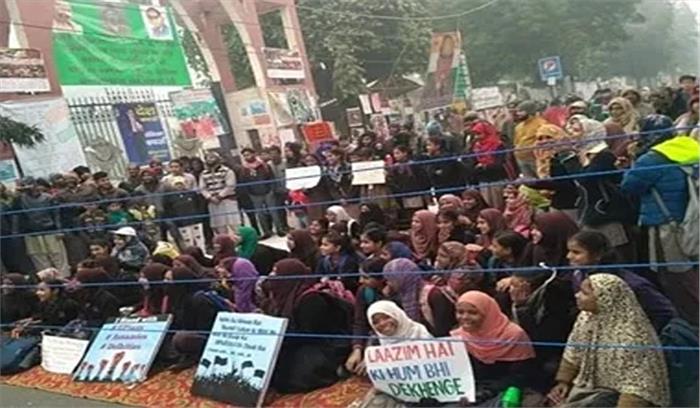 रिकार्ड तोड़ ठंड में भी सड़कों पर बैठे रहे जामिया के प्रदर्शनकारी