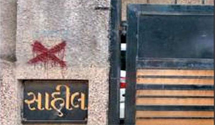 गुजरात: मुसलमानों के घर पर बनाया रहस्यमयी निशान