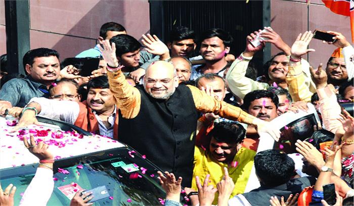 लाल किले पर लहराया केसरिया