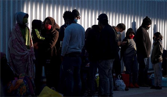 दो साल इंतजार के बाद 25 शरणार्थियों ने मेक्सिको से अमेरिका की सीमा में किया प्रवेश