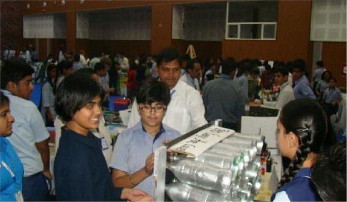 प्रदर्शनी में बच्चों ने भरी उड़ान