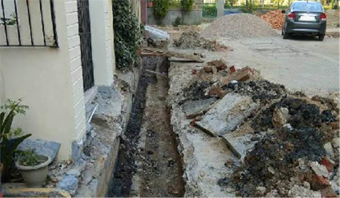 शिवरतन ने सड़क मरम्मत एवं नालियों का निरीक्षण किया