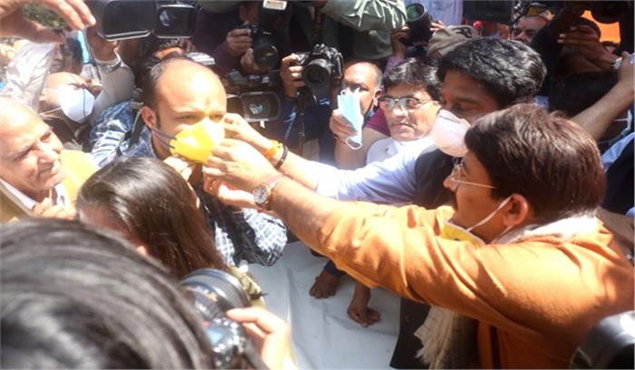 राहत सामग्री के साथ पीपीई किट्स, मॉस्क और सैनिटाइजर बांटने में जुटे दिल्ली के सांसद