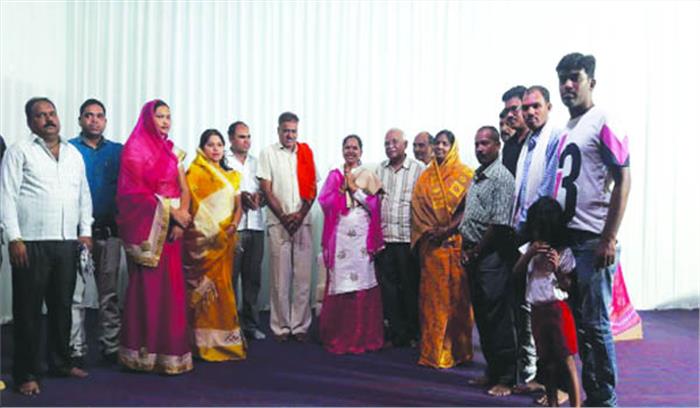 दीक्षार्थी बहन अंकिता लुनिया का निगम सभापति, जनपद अध्यक्ष ने किया सम्मान दीक्षार्थी बहन अंकिता लुनिया का निगम सभापति, जनपद अध्यक्ष ने किया सम्मान