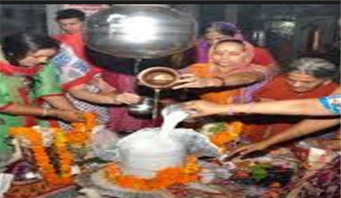 वाराणसी: शिवालयों में श्रद्धालुओं का सैलाब उमड़ा