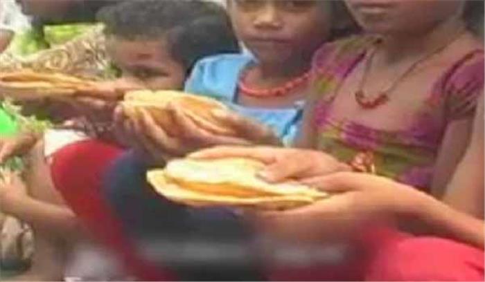 महिला दुखियों और असहायों का पेट भरने का नेक काम कर रही