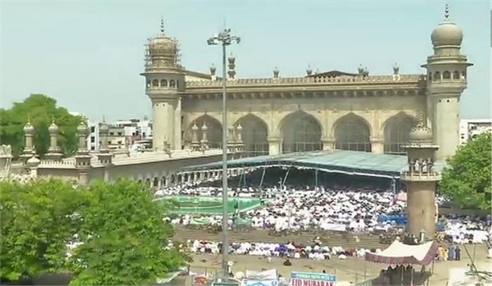तेलंगाना में ईद का जश्न मनाया, मस्जिदों में नमाज अदा की
