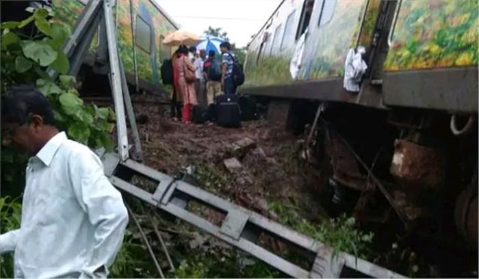 दूरंतो ट्रेन का इंजन पटरी से उतरा