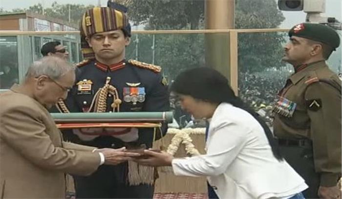 प्रणब मुखर्जी ने शहीद हंगपन दादा को मरणोपरांत अशोक चक्र से सम्मानित किया