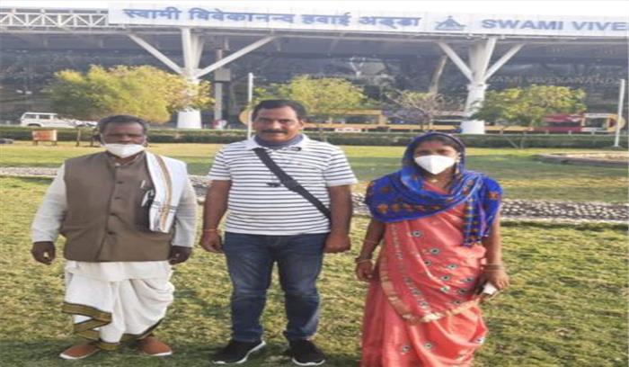 गणतंत्र दिवस समारोह के ट्राईबल गेस्ट होंगे ग्वाल सिंह और उनकी बहू, लायजन आफिसर के साथ दिल्ली हुए रवाना