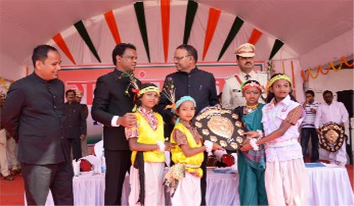 69 वें गणतंत्र दिवस के मुख्य समारोह में पंचायत मंत्री  अजय चन्द्राकर ने फहराया तिरंगा